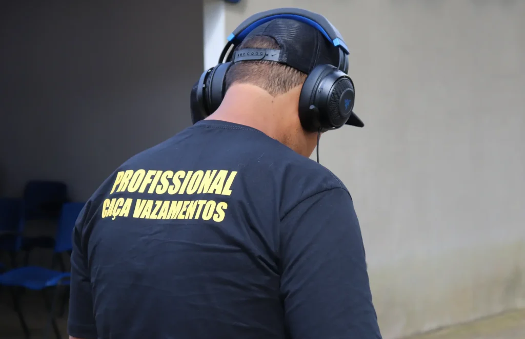 Profissional de Caça Vazamentos utilizando o Geofone Digital para Detectar Vazamentos