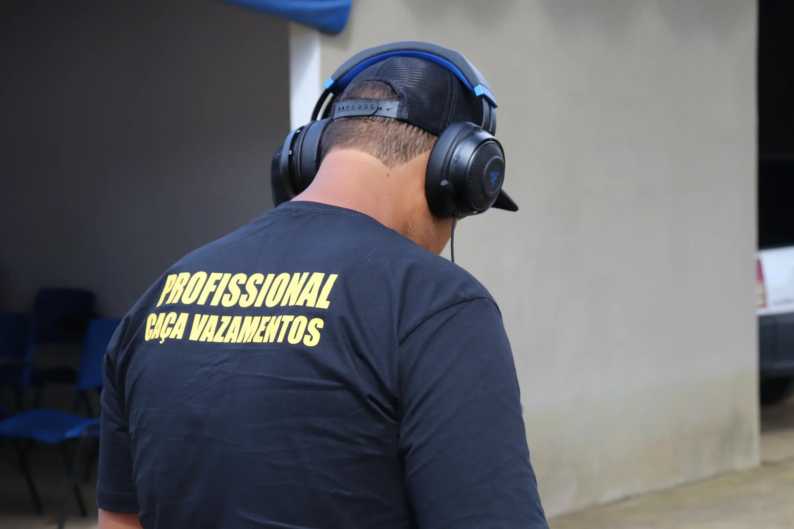 Profissional utilizando geofone digital para detectar vazamento oculto em rede hidráulica