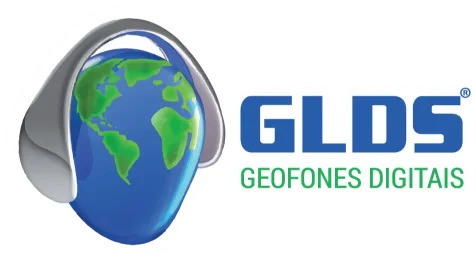 Logo da GLDS Geofones Digitais. A imagem mostra um globo terrestre azul e verde envolto por uma estrutura que lembra um fone de ouvido, simbolizando a especialização da empresa em tecnologia de detecção de vazamentos. Ao lado do globo, as letras 'GLDS' estão em azul, e abaixo delas, o texto 'Geofones Digitais' em verde.