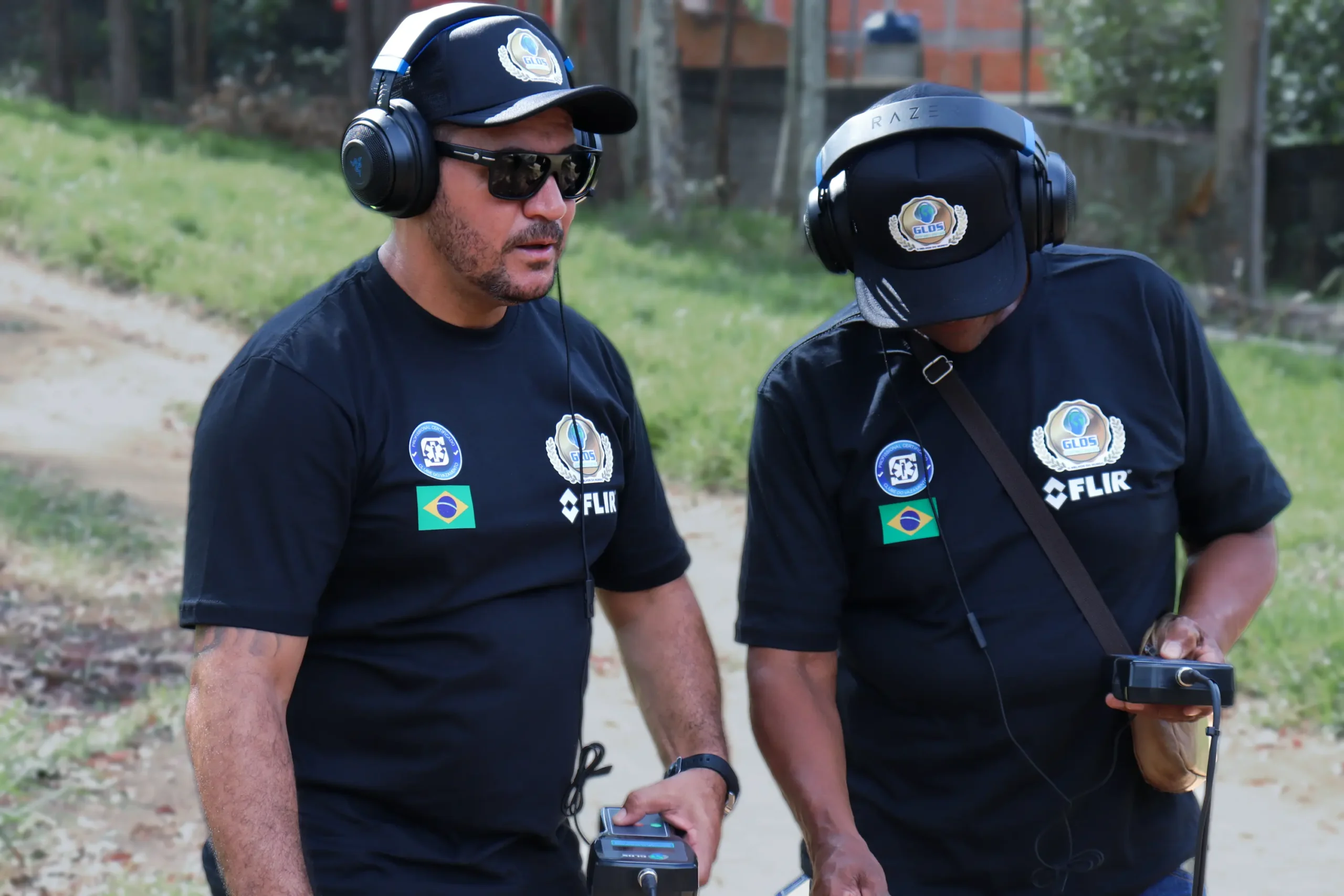 Profissionais utilizando geofone digital GLDS para detecção de vazamentos por método não destrutivo em área externa