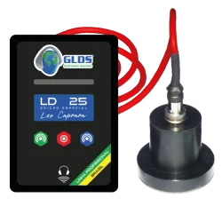 Unidade principal do Geofone Digital GLDS LD-25 edição Leo Caprara ao lado do sensor e do cabo vermelho.