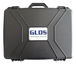 Maleta preta da GLDS fechada, vista de frente, com o logotipo Geofones Digitais.