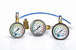 Manômetros GLDS com três modelos para medição de pressão hidráulica: manômetro de torneira 100 mca, manômetro de torneira 200 mca e manômetro de pressão 100 mca, acompanhados de conector de torneira e tubo azul para teste de pressão em redes hidráulicas.
